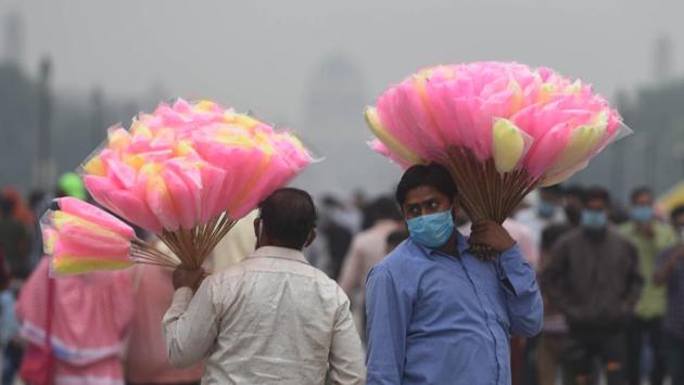 Hawkers sell candy floss at an overcrowded Rajpath amid the Covid-19 pandemic in New Delhi on November 16. The number of daily cases has been declining for six consecutive weeks, and cases recorded on November 16-- 30,548 was a historic low, the health ministry said. (Vipin Kumar / HT Photo) Hawkers sell candy floss at an overcrowded Rajpath amid the Covid-19 pandemic in New Delhi on November 16. The number of daily cases has been declining for six consecutive weeks, and cases recorded on November 16-- 30,548 was a historic low, the health ministry said. (Vipin Kumar / HT Photo)