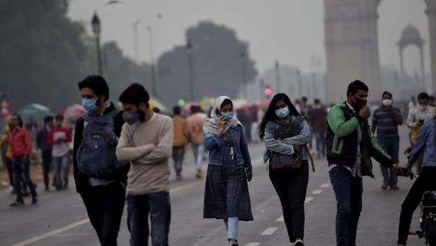 People walk in the rain near India Gate, in New Delhi on November 15.(PTI) People walk in the rain near India Gate, in New Delhi on November 15.(PTI)