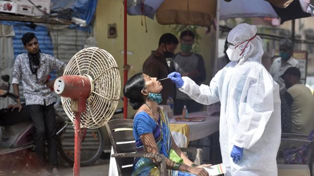 Healthcare workers during Covid-19 screening and swab test at Malad(E) in Mumbai on Tuesday.(Satyabrata Tripathy/HT Photo) Healthcare workers during Covid-19 screening and swab test at Malad(E) in Mumbai on Tuesday.(Satyabrata Tripathy/HT Photo)