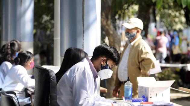 According to the state control room data, till November 17 the district has recorded 20,566 Covid-19 cases and 73 fatalities. Between November 1 and 17, the district has reported 2,727 fresh infections.(Sunil Ghosh/HT Photo)