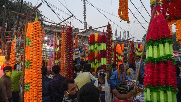 People shopping for LED lights and other fixtures on the eve of Diwali, in a crowded Bhagirath Palace market, New Delhi, India, on Friday, November 13, 2020 (Photo by Biplov Bhuyan/ Hindustan Times)