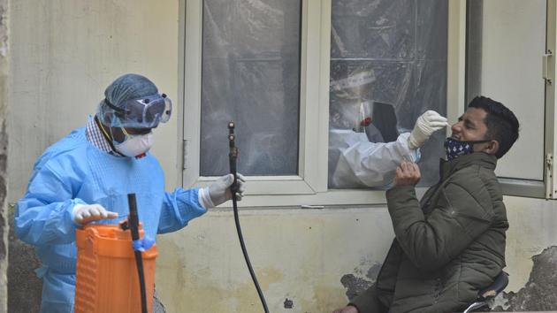 According to data shared by a senior Delhi government official who requested anonymity, 50% of the people tested in a West Delhi dispensary using the less accurate rapid antigen test were found to be positive for the infection. (Biplov Bhuyan/HT Photo) According to data shared by a senior Delhi government official who requested anonymity, 50% of the people tested in a West Delhi dispensary using the less accurate rapid antigen test were found to be positive for the infection. (Biplov Bhuyan/HT Photo)