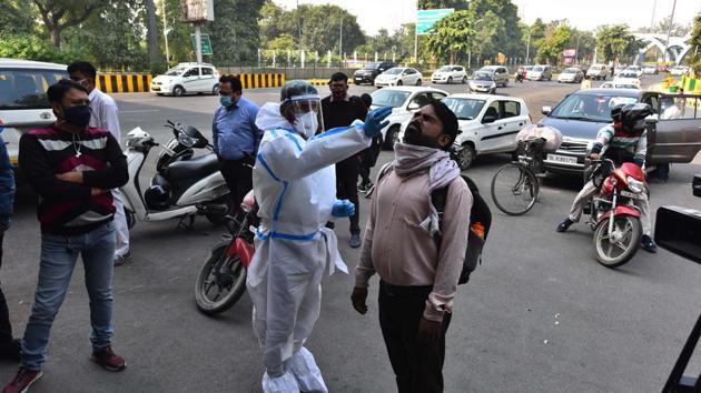 A health worker collects a swab sample from a commuter during a random testing arranged by the administration and health department, at Delhi - Noida - Mayur Vihar border, in New Delhi.(Raj K Raj/HT PHOTO) A health worker collects a swab sample from a commuter during a random testing arranged by the administration and health department, at Delhi - Noida - Mayur Vihar border, in New Delhi.(Raj K Raj/HT PHOTO)