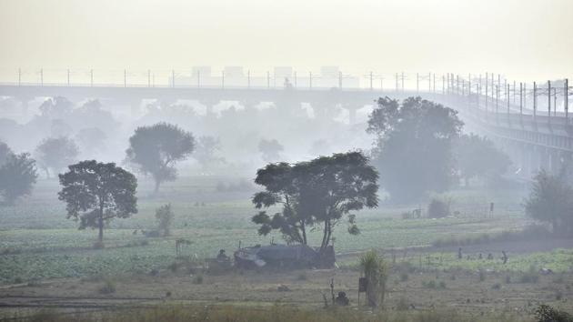 The banks of the Yamuna engulfed in smog during the morning in New Delhi. (Sanjeev Verma/HT PHOTO) The banks of the Yamuna engulfed in smog during the morning in New Delhi. (Sanjeev Verma/HT PHOTO)