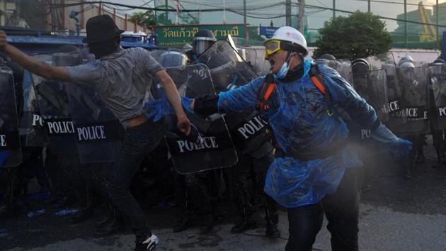 Demonstrators clash with riot police officers during an anti-government protest as lawmakers debate constitution change, outside the parliament in Bangkok, Thailand.(Reuters) Demonstrators clash with riot police officers during an anti-government protest as lawmakers debate constitution change, outside the parliament in Bangkok, Thailand.(Reuters)