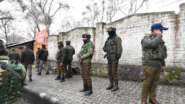 The grenade missed a CRPF bunker and exploded on the road injuring a dozen civilians in Kakapora in Pulwama. (HT FILE PHOTO) The grenade missed a CRPF bunker and exploded on the road injuring a dozen civilians in Kakapora in Pulwama. (HT FILE PHOTO)