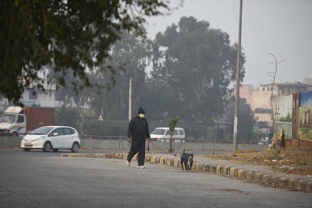 Experts said that Gurugram’s higher AQI was the result of prevailing wind patterns.(Hindustan Times | Parveen Kumar) Experts said that Gurugram’s higher AQI was the result of prevailing wind patterns.(Hindustan Times | Parveen Kumar)