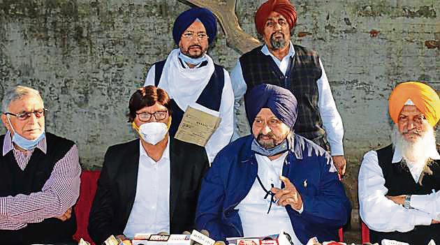 SAD leader Mahesh Inder Singh Grewal along with other party leaders addressing the media persons in Ludhiana on Wednesday. (Gurpreet Singh/HT) SAD leader Mahesh Inder Singh Grewal along with other party leaders addressing the media persons in Ludhiana on Wednesday. (Gurpreet Singh/HT)