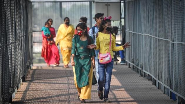 People wearing protective face masks while out in New Delhi on November 18. Meanwhile, temperatures are likely to drop in the national capital this week. The IMD predicts a drop to 9 degrees Celsius by November 21, due to cold winds blowing in from hilly regions, which have witnessed a fresh bout of snowfall. (Sanchit Khanna / HT Photo) People wearing protective face masks while out in New Delhi on November 18. Meanwhile, temperatures are likely to drop in the national capital this week. The IMD predicts a drop to 9 degrees Celsius by November 21, due to cold winds blowing in from hilly regions, which have witnessed a fresh bout of snowfall. (Sanchit Khanna / HT Photo)