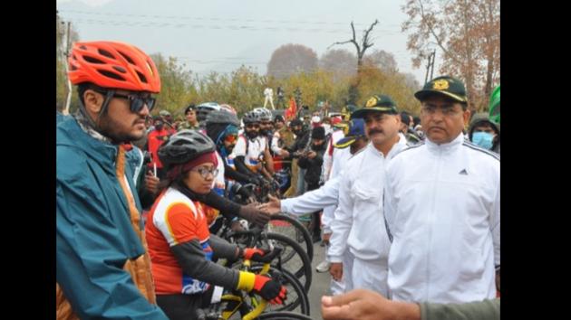 Rakesh Asthana, Director General of Border Security Force (BSF) flagged off a special cycle expedition from Kashmir to Kanyakumari.(Twitter/@BSF)
