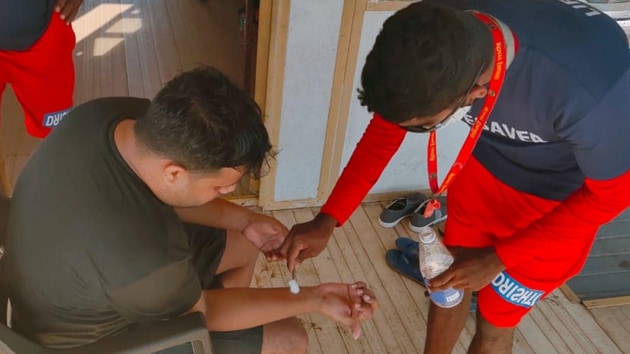 A lifeguard administering first aid to a bather stung by jellyfish on a beach in Goa. (https://www.facebook.com/DrishtiMarine/) A lifeguard administering first aid to a bather stung by jellyfish on a beach in Goa. (https://www.facebook.com/DrishtiMarine/)