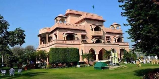 The farmhouse of the Chautala family at Teja Khera village in Dabwali tehsil of Sirsa district.(HT file photo)