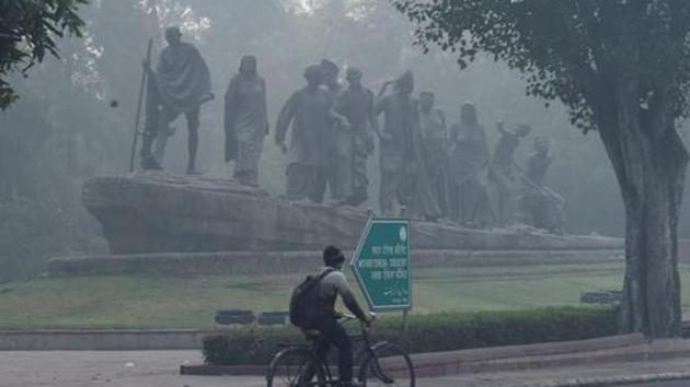 A cyclist rides through smog post 'Diwali' celebrations, in New Delhi.(PTI)