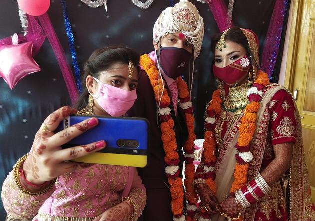 Bride and groom wearing face masks have been a common sight at weddings during the pandemic.(Photo: Sameer Sehgal/HT (Photo for representational purpose only))