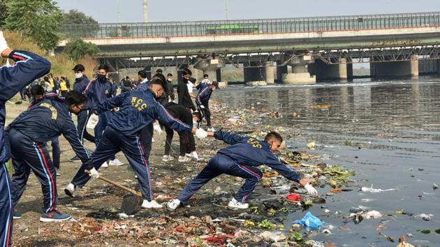 NCC cadets clean the banks of Yamuna river.(PTI)