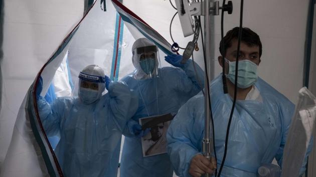 Medical staff enter the Covid-19 intensive care unit (ICU) at United Memorial Medical Center in Houston on November 16. Texas is rushing thousands of additional medical staff to overworked hospitals as the number of hospitalized Covid-19 patients statewide accelerates toward 8,000 for the first time since a deadly summer outbreak. (Go Nakamura / Getty Images / AFP) Medical staff enter the Covid-19 intensive care unit (ICU) at United Memorial Medical Center in Houston on November 16. Texas is rushing thousands of additional medical staff to overworked hospitals as the number of hospitalized Covid-19 patients statewide accelerates toward 8,000 for the first time since a deadly summer outbreak. (Go Nakamura / Getty Images / AFP)
