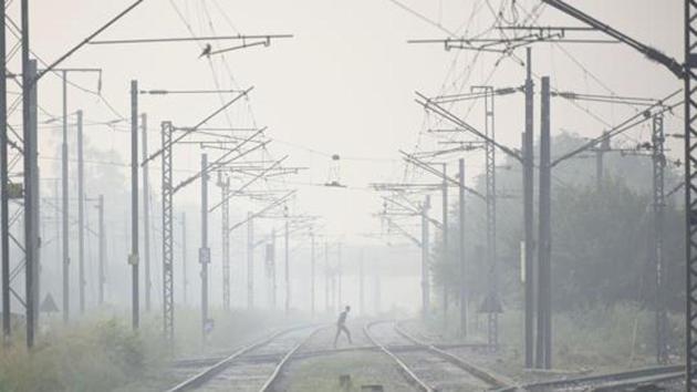 Minimum temperature in Delhi on Wednesday was 10.6 degrees C, 2 degrees C below normal.(HT file)