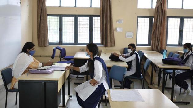 Statistics released by the chief minister’s office pointed out that in the past, parents used to withdraw their children from government schools and admit them in private ones due to lack of proper infrastructure and academic standards.(HT PHOTO.) Statistics released by the chief minister’s office pointed out that in the past, parents used to withdraw their children from government schools and admit them in private ones due to lack of proper infrastructure and academic standards.(HT PHOTO.)