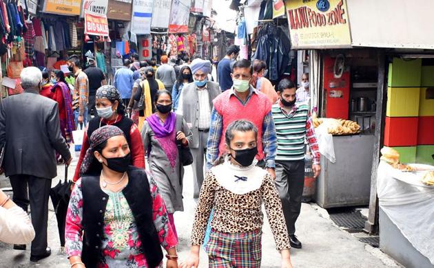 The government has asked people to remain vigilant as the winters become harsher as a second wave of infections is likely to sweep across the state.(HT File Photo)