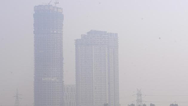According to the central pollution control board (CPCB), the air quality index (AQI) of Noida on Wednesday dropped to 207 or ‘poor’ against 178 or ‘moderate’ on Tuesday. (Hindustan Times) According to the central pollution control board (CPCB), the air quality index (AQI) of Noida on Wednesday dropped to 207 or ‘poor’ against 178 or ‘moderate’ on Tuesday. (Hindustan Times)