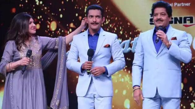 Aditya Narayan and Udit Narayan share the stage with Alka Yagnik.