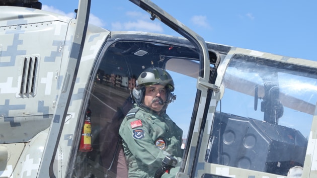 The Chief of Air Staff was accompanied by HALs Deputy Chief Test Pilot, Wg Cdr (Retd) S P John.(Photo: HALHQBLR/ Twitter)