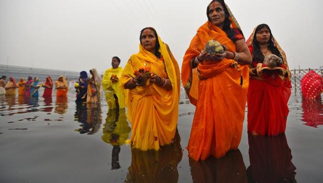 The main day of the four-day festival falls on Friday this year. It is celebrated by residents hailing from Bihar, Jharkhand and other parts of north and east India where women fast and offer prayers to the Sun god near water bodies.(Sanchit Khanna/HT PHOTO)