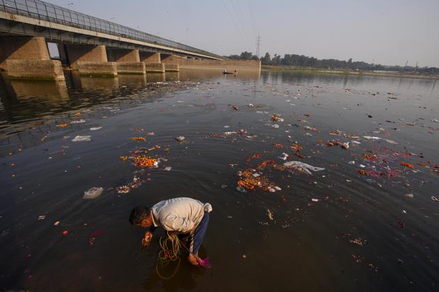 A man seen at Yamuna river during Chhath Puja in New Delhi, India, on Thursday, November 19, 2020. (Biplov Bhuyan/HT PHOTO) A man seen at Yamuna river during Chhath Puja in New Delhi, India, on Thursday, November 19, 2020. (Biplov Bhuyan/HT PHOTO)