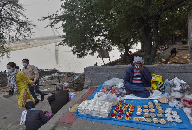 A man selling paraphenelia near Wazirabad Yamuna ghat on account of Chhath Puja, in New Delhi, India, on Thursday, November 19, 2020. (Biplov Bhuyan/HT PHOTO) A man selling paraphenelia near Wazirabad Yamuna ghat on account of Chhath Puja, in New Delhi, India, on Thursday, November 19, 2020. (Biplov Bhuyan/HT PHOTO)