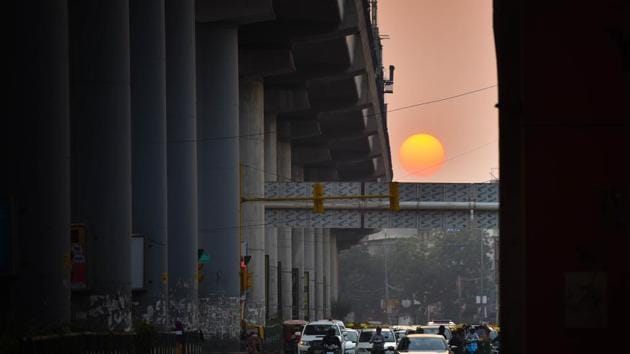 Government agencies had on Thursday forecast that air quality may deteriorate slightly and may touch the lower end of the "very poor" zone on November 20-21.(Sanchit Khanna/HT PHOTO) Government agencies had on Thursday forecast that air quality may deteriorate slightly and may touch the lower end of the "very poor" zone on November 20-21.(Sanchit Khanna/HT PHOTO)