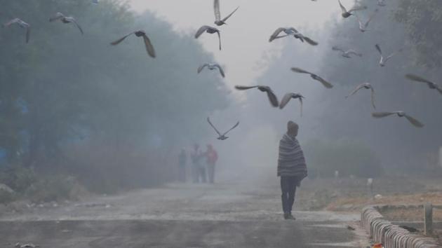 The weather forecaster on Thursday said it expects mercury levels to fall further from Sunday. (Vipin Kumar/HT Photo) The weather forecaster on Thursday said it expects mercury levels to fall further from Sunday. (Vipin Kumar/HT Photo)