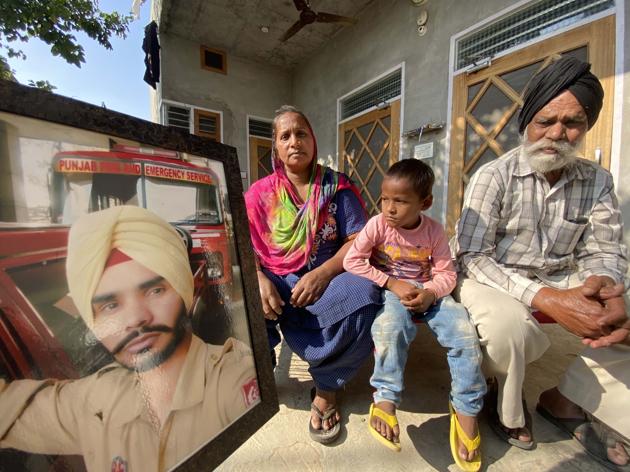 Fireman Manpreet Singh’s sister was promised a government job, but the matter remains embroiled in red tape, says their father Malkit Singh (right).(Gurpreet Singh/HT) Fireman Manpreet Singh’s sister was promised a government job, but the matter remains embroiled in red tape, says their father Malkit Singh (right).(Gurpreet Singh/HT)
