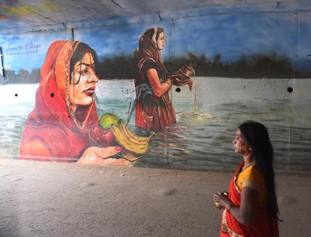 A devotee performs rituals on the eve of Chhath Puja festival at Digha Patipul Ghat in Patna, Bihar, India, on Thursday, November 19, 2020. (Santosh Kumar/ htphoto) A devotee performs rituals on the eve of Chhath Puja festival at Digha Patipul Ghat in Patna, Bihar, India, on Thursday, November 19, 2020. (Santosh Kumar/ htphoto)