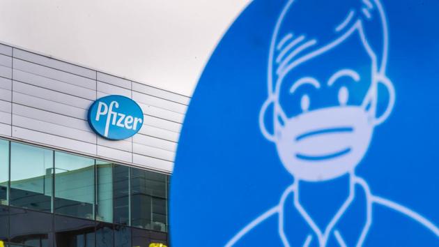 A mandatory mask sign near the Pfizer Inc. facility in Puurs, Belgium.(Bloomberg) A mandatory mask sign near the Pfizer Inc. facility in Puurs, Belgium.(Bloomberg)