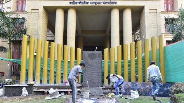 Workers at the new site of the 26/11 memorial at the Police Headquarters near Crawford Market .(Anshuman Poyrekar/HT Photo) Workers at the new site of the 26/11 memorial at the Police Headquarters near Crawford Market .(Anshuman Poyrekar/HT Photo)