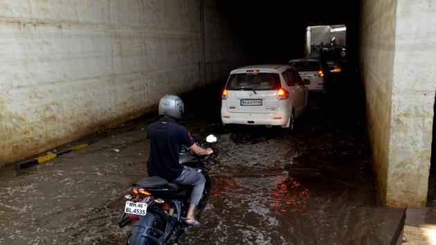 Motorists drive through waterlogged Taloja subway, opened recently after repairs, in Navi Mumbai.(Bachchan Kumar/HT)