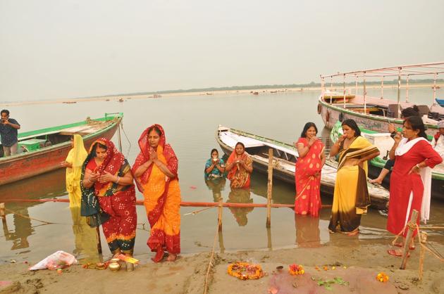 Women perform Kharna rituals as part of Chhath Puja, at Assi Ghat, in Varanasi, Uttar Pradesh, India, on Thursday, November 19, 2020. (Rajesh Kumar/htphoto) Women perform Kharna rituals as part of Chhath Puja, at Assi Ghat, in Varanasi, Uttar Pradesh, India, on Thursday, November 19, 2020. (Rajesh Kumar/htphoto)