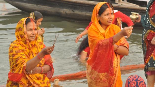 Women perform Kharna rituals as part of Chhath Puja, at Assi Ghat, in Varanasi, Uttar Pradesh, India, on Thursday, November 19, 2020. (HTPhoto/Rajesh Kumar)