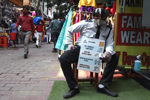 Delhi Government has decided that anyone found not wearing a mask in the markets will have to be provided with one, free of cost, by the market associations.(Photo: Money Sharma/AFP) Delhi Government has decided that anyone found not wearing a mask in the markets will have to be provided with one, free of cost, by the market associations.(Photo: Money Sharma/AFP)