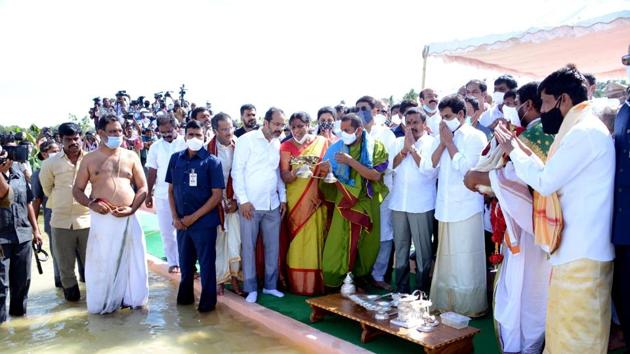 Andhra Pradesh chief minister YS Jagan Mohan Reddy formally inaugurated the commencement of ‘Tungabhadra pusharams’ at Sankalbagh ghat in Kurnool town. (HT Photo) Andhra Pradesh chief minister YS Jagan Mohan Reddy formally inaugurated the commencement of ‘Tungabhadra pusharams’ at Sankalbagh ghat in Kurnool town. (HT Photo)