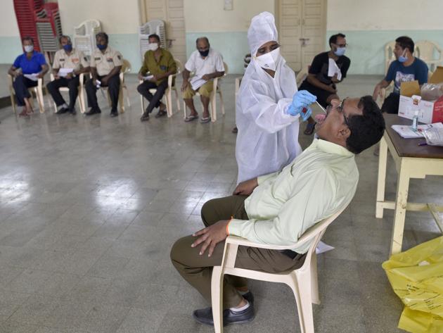 Healthcare workers during a Covid-19 screening drive in Andheri (W) in Mumbai on November 20, 2020.(Satyabrata Tripathy/HT Photo)