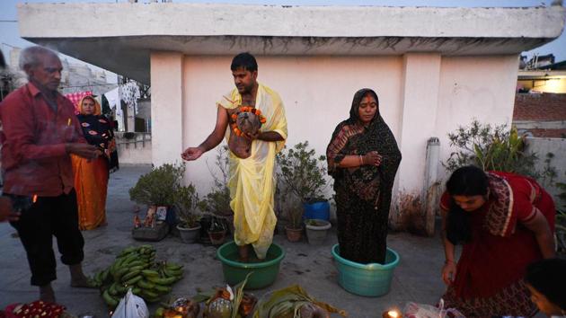 Devotees perform Chhath Puja rituals at their house's terrace amid government's restrictions on public social gatherings during Covid-19 outbreak, in Sarai Kale Khan, in New Delhi. (Biplov Bhuyan/HT Photo) Devotees perform Chhath Puja rituals at their house's terrace amid government's restrictions on public social gatherings during Covid-19 outbreak, in Sarai Kale Khan, in New Delhi. (Biplov Bhuyan/HT Photo)