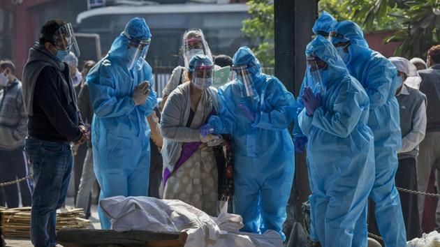 Relatives pray before the cremation of a Covid-19 victim, at Nigambodh Ghat crematorium in New Delhi on November 20. Covid-19 has claimed 133,227 lives in the country as on November 22 with 501 added in the last 24 hours. (Biplov Bhuyan / HT Photo)