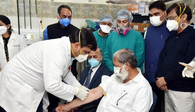 Haryana health minister Anil Vij being administered a trial dose of indigenous coronavirus vaccine, Covaxin, in Ambala on Friday.(HT Photo)