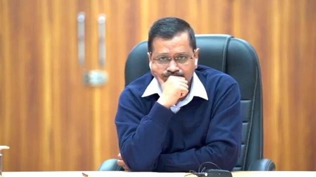 Sharing the results of the bio-decomposer experiment, Kejriwal said earlier this week that samples collected from farmlands in 24 villages in the Capital showed that 70%-95% of the crop stubble had turned into manure at a cost of just <span class='webrupee'>?</span>30 per acre.(HT Photo)