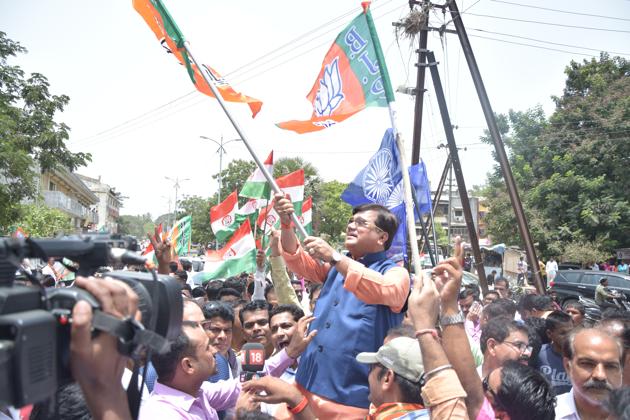 BJP leader Pravin Darekar, on Tuesday, accused the ruling Shiv Sena and NCP of trying to overpower their ally Congress in the state by ignoring its demands. (HT PHOTO) BJP leader Pravin Darekar, on Tuesday, accused the ruling Shiv Sena and NCP of trying to overpower their ally Congress in the state by ignoring its demands. (HT PHOTO)