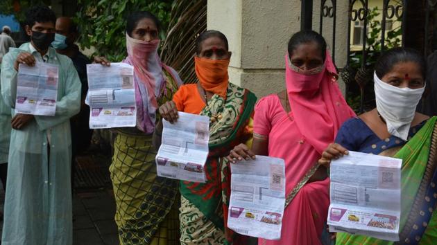 People stand outside an MSEDCL office in Thane for power bill correction.(HT FILE)