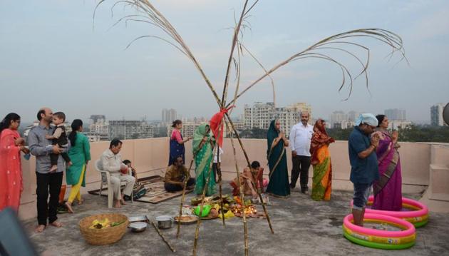 A family marks Chhath Puja from Umapati Building terrace, near Godrej Hills, Kalyan.(Rishikesh Choudhary/HT Photo)