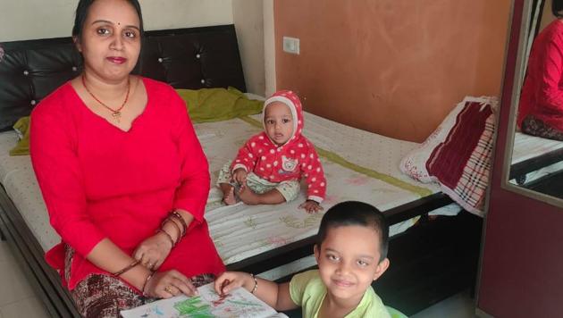 Poonam Srivastava teaches her daughter Saani at their Navi Mumbai residence. (HT Photo) Poonam Srivastava teaches her daughter Saani at their Navi Mumbai residence. (HT Photo)