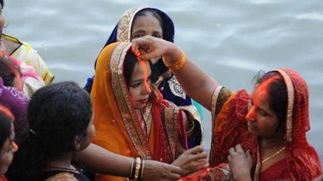 Kolkata: Devotees celebrating Chhath Puja on the bank of Hooghly river.(Subhankar Chakraborty/HT PHOTO) Kolkata: Devotees celebrating Chhath Puja on the bank of Hooghly river.(Subhankar Chakraborty/HT PHOTO)